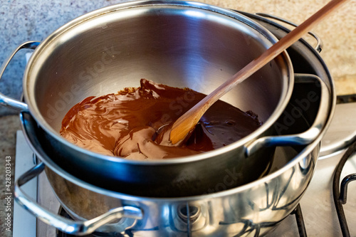 Derretendo chocolate ao leite em banho-maria.