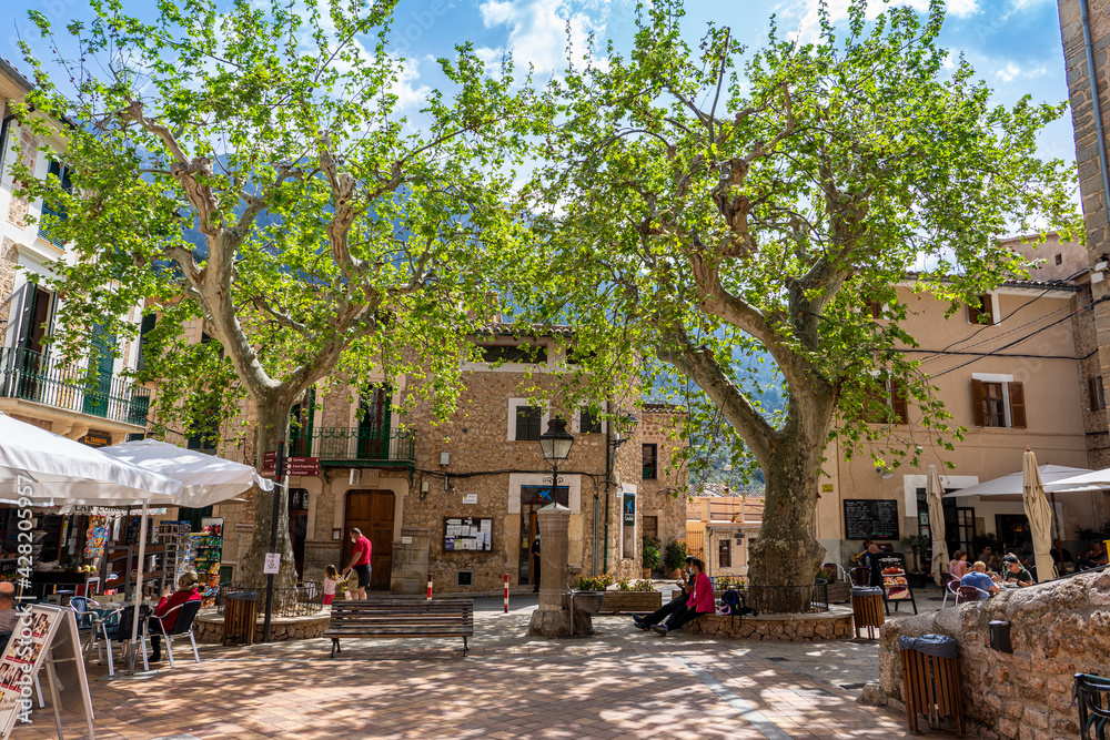 Wanderung auf dem wunderschönen Mallorca zwischen Port de Soller und Fornalutx - alter Dorfplatz in Fornalutx