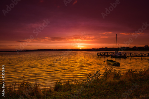 Fototapeta Naklejka Na Ścianę i Meble -  Krajobraz wodny. Jezioro, przystań i zachód słońca, Mazury, Polska