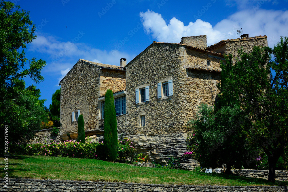 Naklejka premium prowansja, krajobraz, kammienny dom, stone house against the blue sky in provance