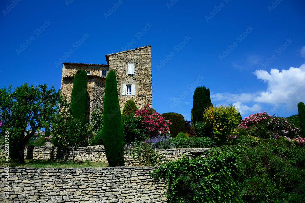 Naklejka premium prowansja, krajobraz, kammienny dom w prowansji, stone house against the blue sky in provance