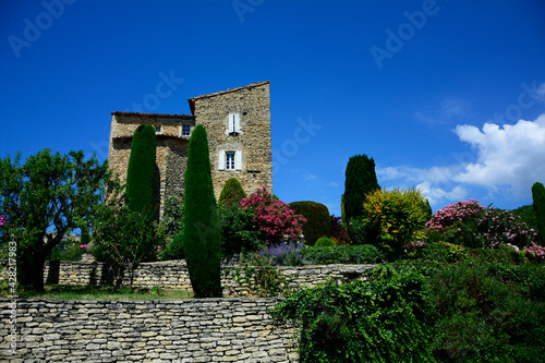 prowansja, krajobraz, kammienny dom w prowansji, stone house against the blue sky in provance
