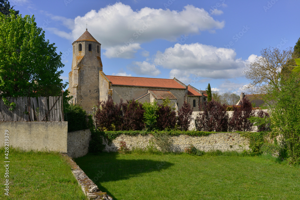 L'église de verneuil-en-Bourbonnais (03500) par dessus l'herbe verte des jardins, département de l'Allier en région Auvergne-Rhône-Alpes, France