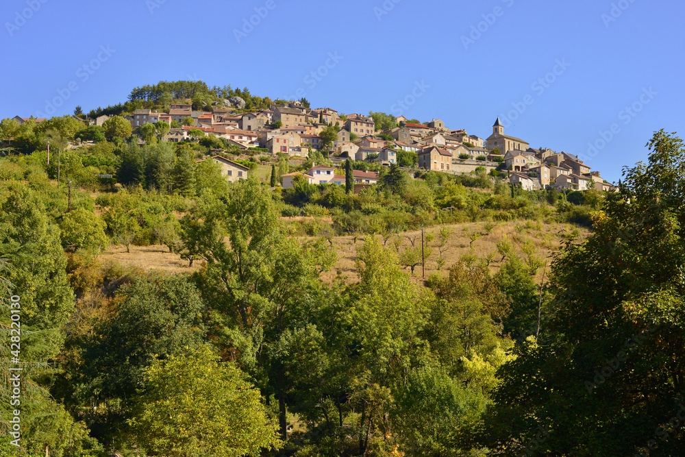 Village de Compeyre (12520) dominant sur sa bute, département de l'Aveyron en région Occitanie, France