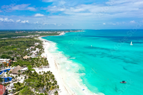 Fototapeta Naklejka Na Ścianę i Meble -  Drone photo of a white sand beach and clear blue water in Cancun, Mexico