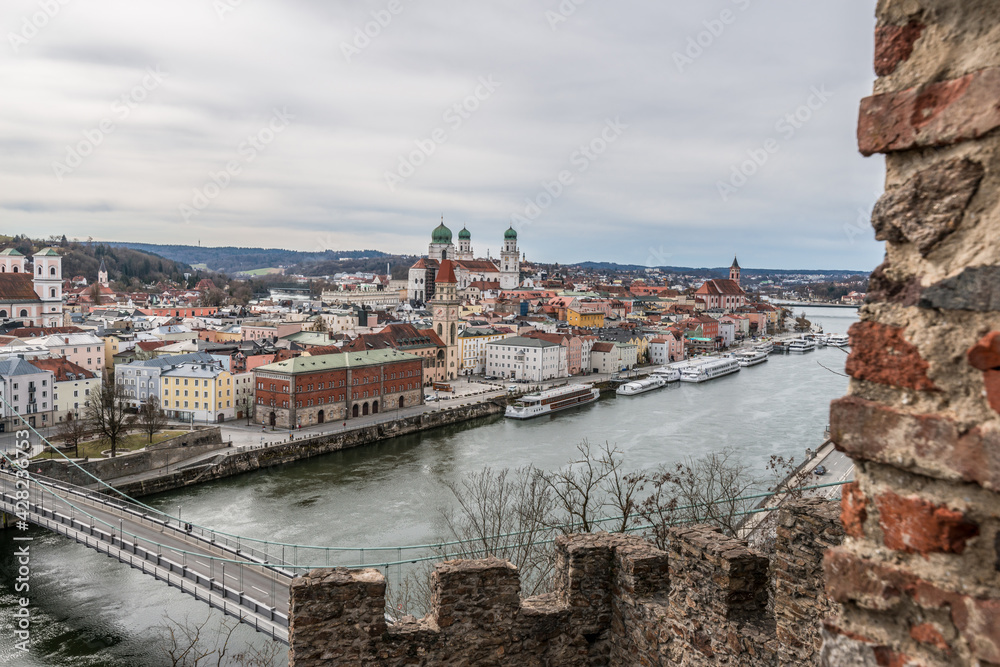 Berühmte Stadtansicht von der drei Flüsse Stadt Passau mit Blick auf Fluss Donau und Inn der Altstadt und das Rathaus und Dom gesehen von der Feste Oberhaus, Deutschland