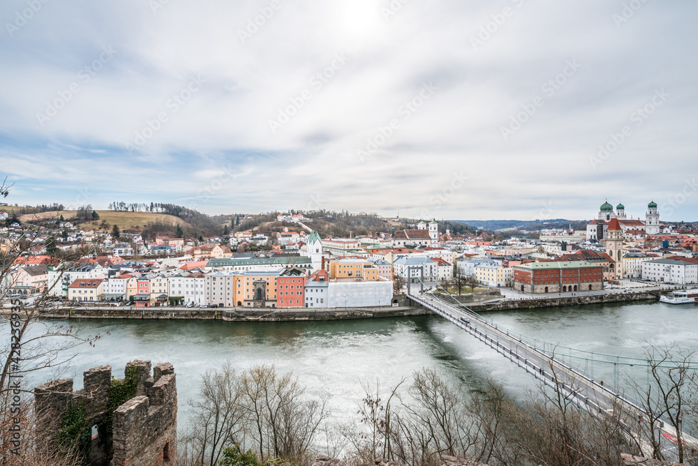 Berühmte Stadtansicht von der drei Flüsse Stadt Passau mit Blick auf Fluss Donau und Inn der Altstadt und das Rathaus und Dom gesehen von der Feste Oberhaus, Deutschland