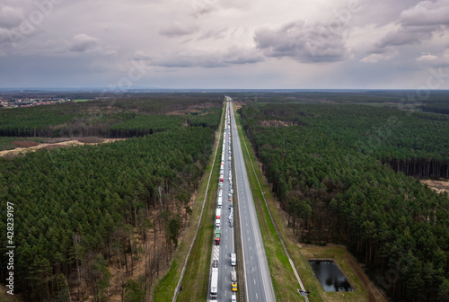 Obraz na płótnie street view in the rush hour in the woods w salonie