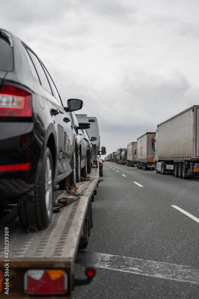 Stau auf der Autobahn - dem Korridor des Lebens - Zugang zum Verletzten