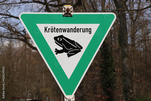 krötenwanderung, kröten, unken, wanderung, krötenzaun, straßenverkehr, verkehsschild