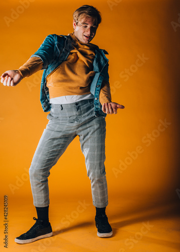 Artistic modern dancer on orange wall © qunica.com