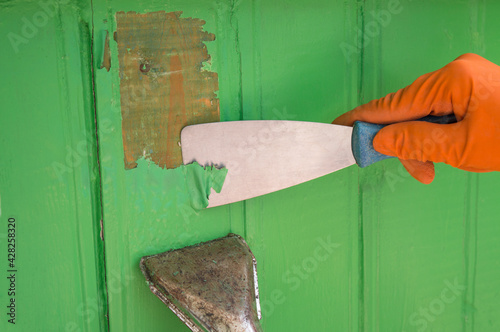 Removing old paint from wood with a hot air gun and trowel. Building hair dryer.