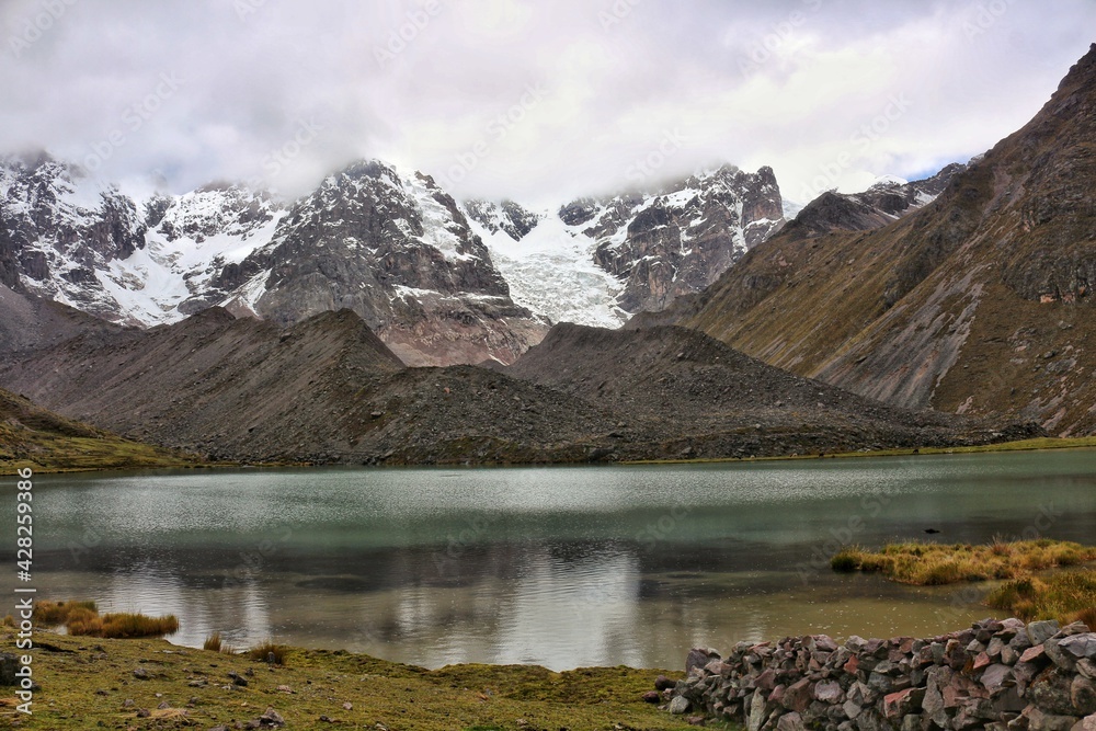 lago a pie de glaciar en Cusco Peru