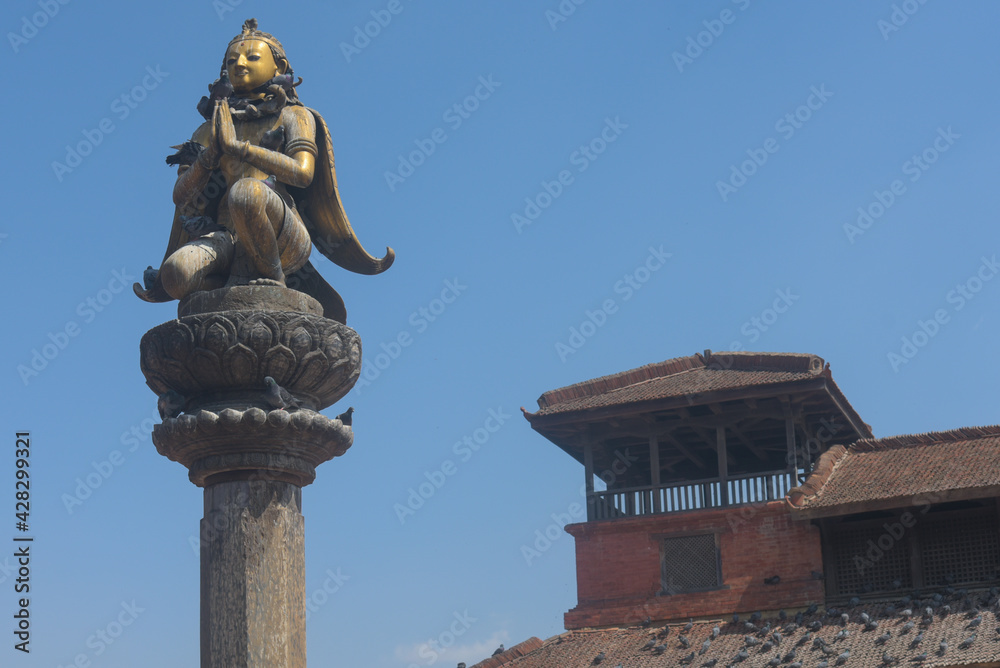 Obraz premium statue on the stone pillar