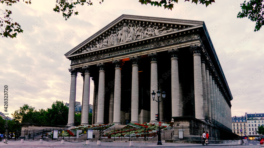 Obraz premium Magdalene church in Paris 