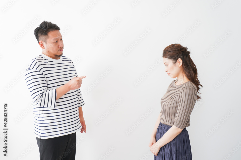夫婦喧嘩をする若い夫婦 夫婦喧嘩をする若い夫婦