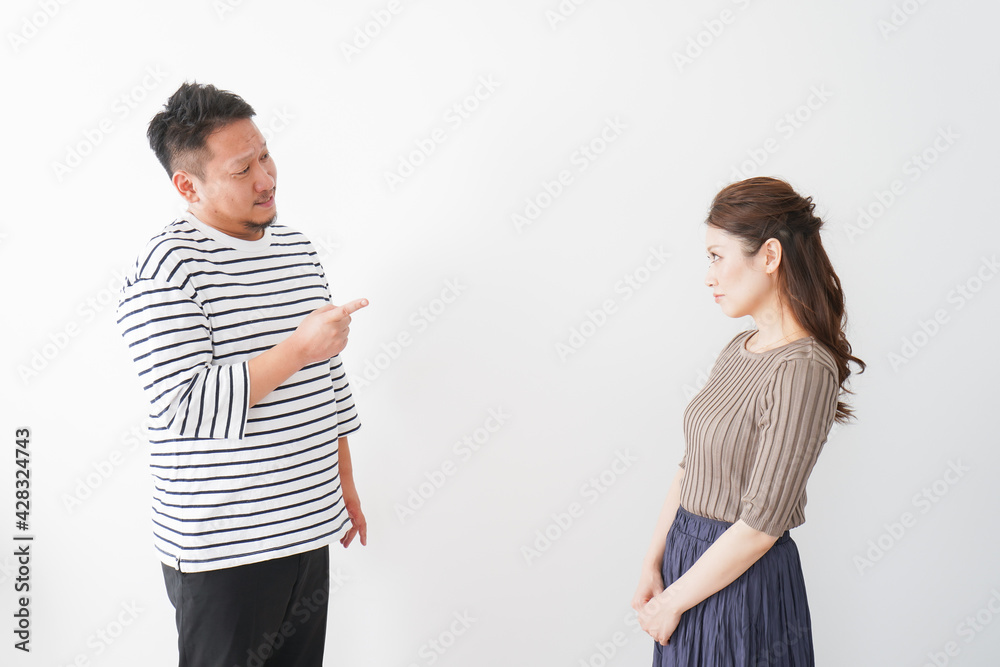 夫婦喧嘩をする若い夫婦 夫婦喧嘩をする若い夫婦