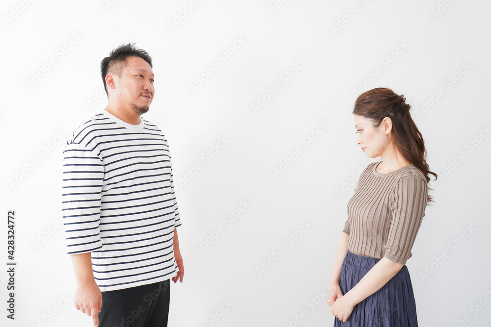 夫婦喧嘩をする若い夫婦 夫婦喧嘩をする若い夫婦
