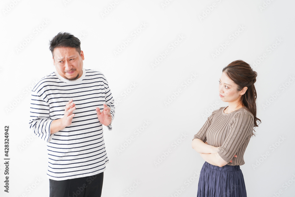 夫婦喧嘩をする若い夫婦 夫婦喧嘩をする若い夫婦
