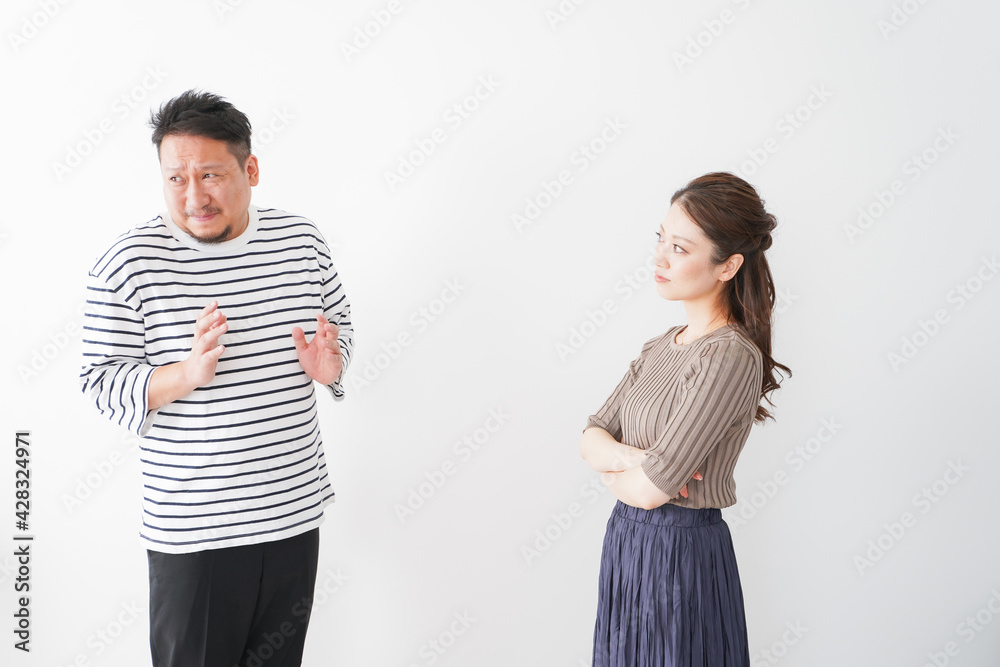 夫婦喧嘩をする若い夫婦 夫婦喧嘩をする若い夫婦
