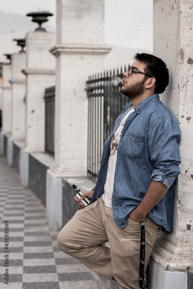 Obraz premium man vaping on the street