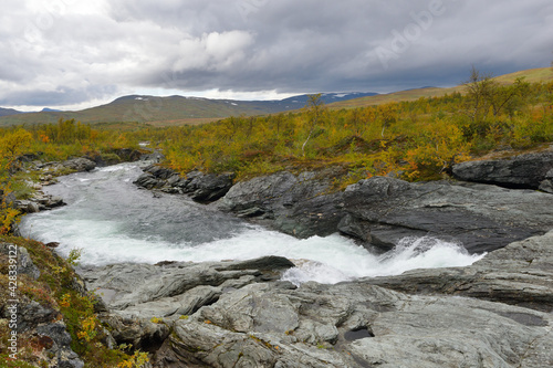 Auf der Wildnisstraße (schwedisch Vildmarksvägen) entlang der Schwedisch-Norwegischen Grenze
