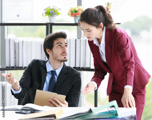 Ταπετσαρία Businessman and businesswoman arguing in office