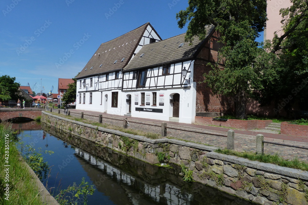 Obraz premium Altstadt am Mühlenbach in Wismar an der Ostsee