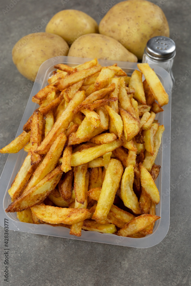 barquette de frites sur une table barquette de frites sur une table