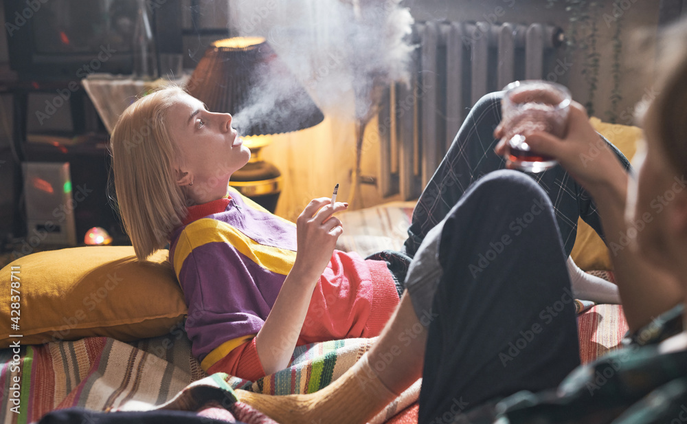 She smokes in bed. She smokes in bed. Пара курит в постели. Девушка с сигаретой фото. She smokes in bed.