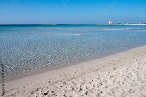 Sabbia bianca con mare trasparente e cielo azzurro. © vito