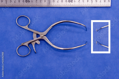 Tableau sur toile Gelpi retractor on a blue background