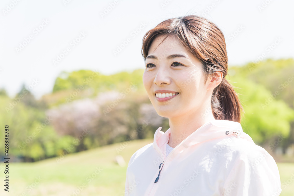 公園で運動をする女性
