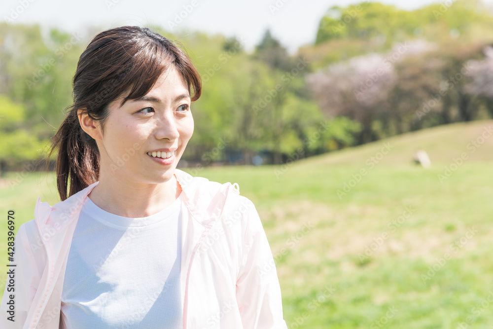 公園で運動をする女性 公園で運動をする女性