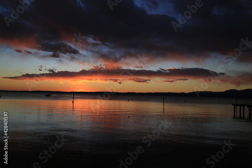 Tramonto o alba al lago o al mare
