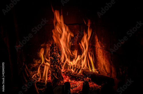 ogień w prawdziwym kominku z drewnem