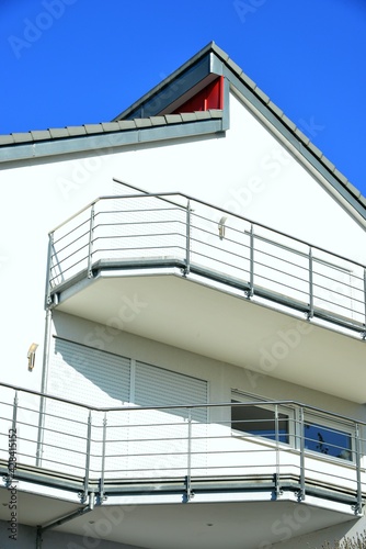 Moderner Balkon mit Edelstahl-Sichtschutz und Edelstahl-Geländer an einer Neubau-Hausfront © Hermann