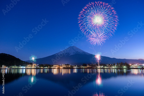 世界遺産に登録されている富士山と花火。
日本の山梨県河口湖で撮影。
夕暮れのマジックアワー背景。 photo