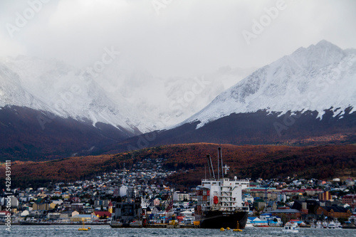 City among snow mountains and a cargo ship © Felipe