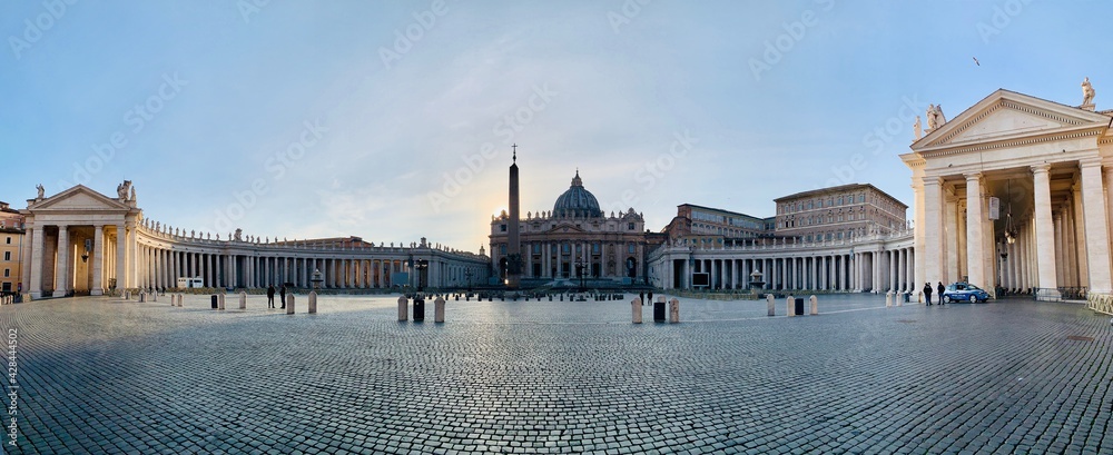 Place Saint-Pierre de Rome vidée de ses touristes, le 10 Mars 2020, premier jour de confinement