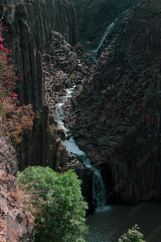 cascadas y río desembocando en lago cascadas y río desembocando en lago