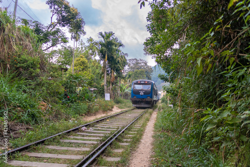 Ella auf Sri Lanka, Bahngleise mit Zug 