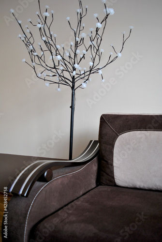 Zdjęcie wnętrza przedstawiające sofę z lampą w kształcie drzewa