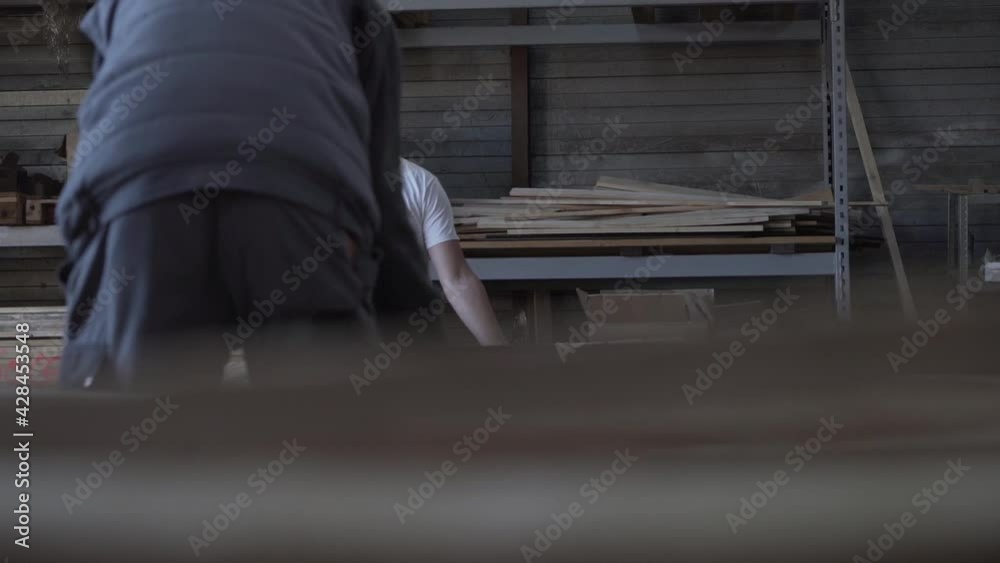 Arisant déplaçant une structure en bois 