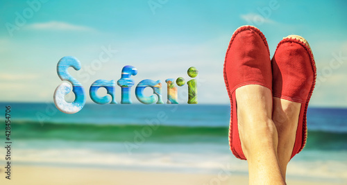 "Safari" Buchstaben auf einer Wäschleine am Meer
