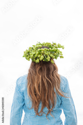 Frau mit einem Hopfenkranz auf dem Kopf