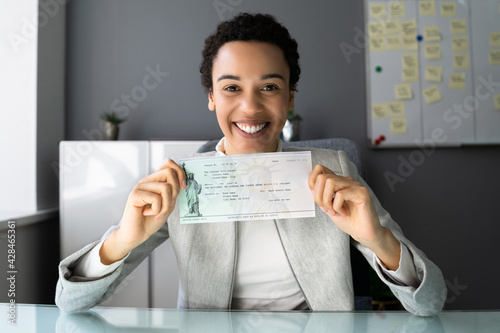 Tableau sur toile African American Women Holding Payroll Cheque