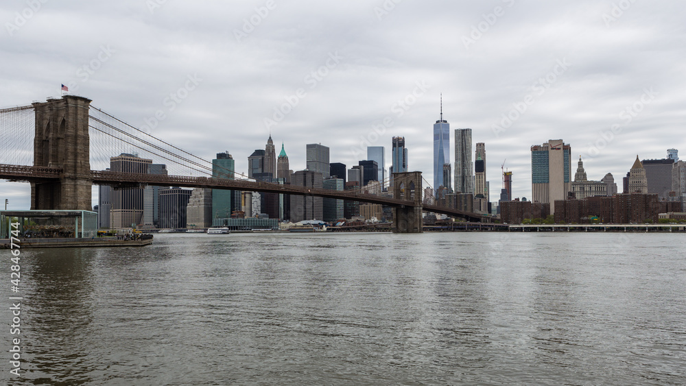 Sicht auf New York City und Brooklyn Bridge am East River