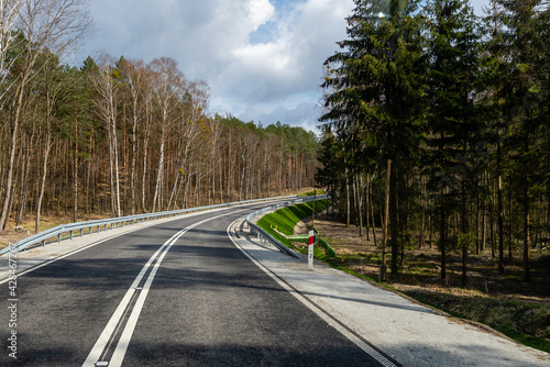 Droga nr 123 w przepięknym otoczeniu drzew i roślinności. photo