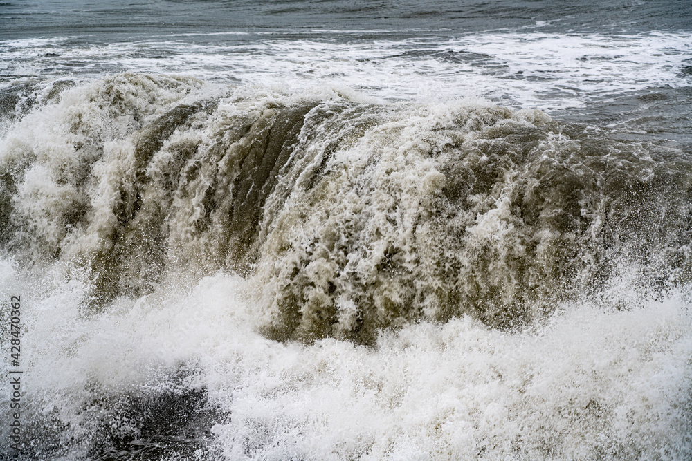 Obraz premium sea with big waves during a storm in the evening